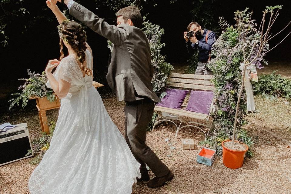 Novios bailando su canción