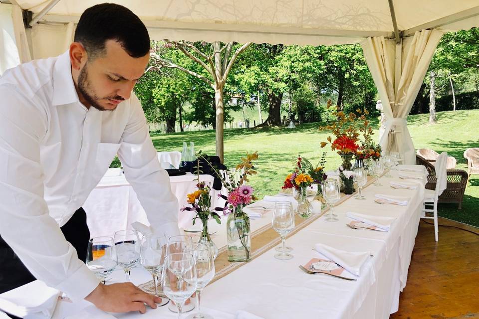 Equipo preparando la mesa