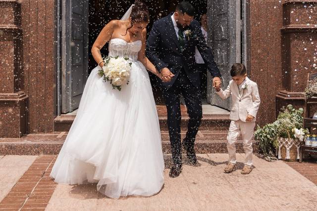 Salida iglesia novios