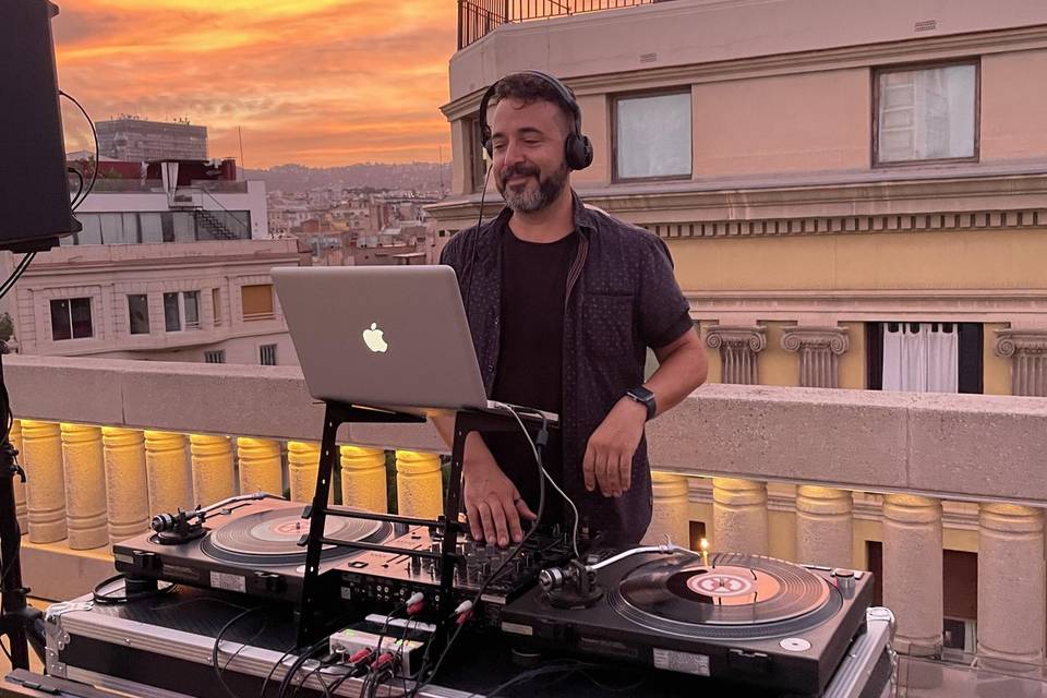 Gus pinchando en vinilo