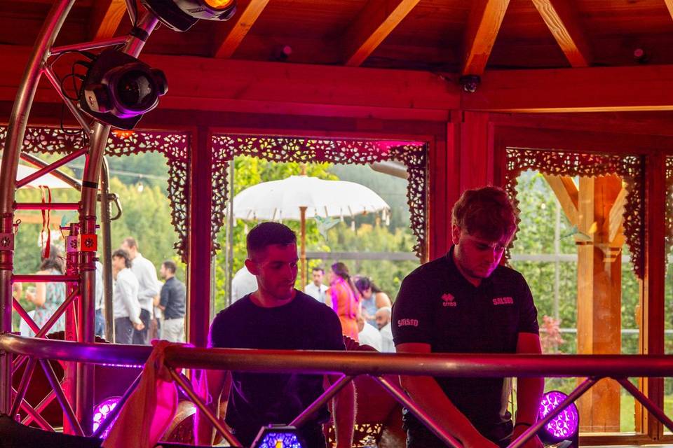 cabina de dj en pabellón
