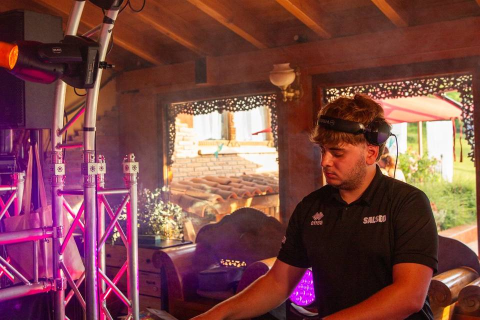 dj actuando con iluminación led