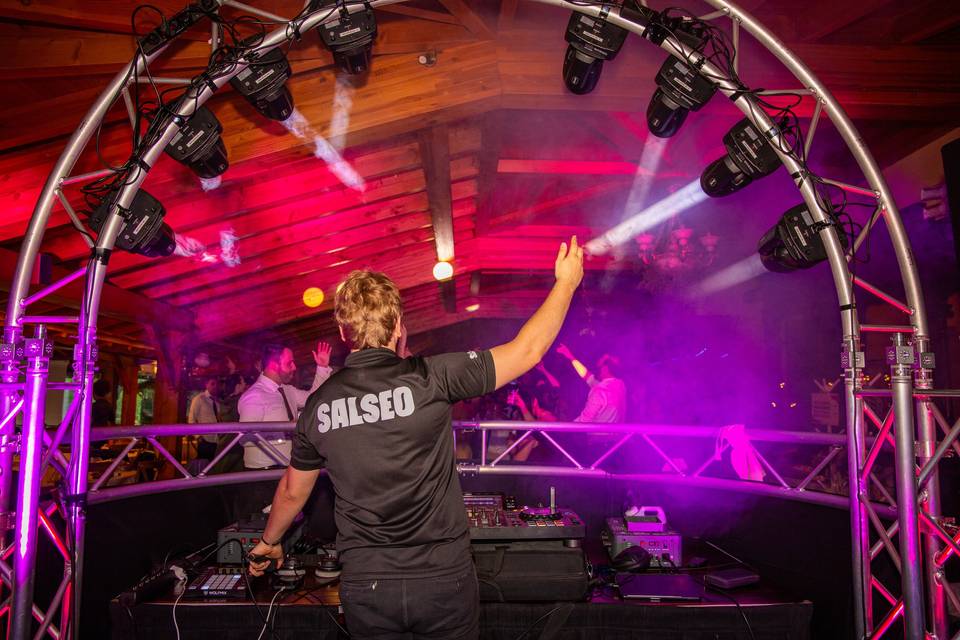 dj animando con brazos en alto