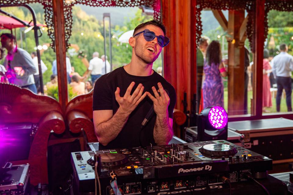 dj con auriculares en cabina
