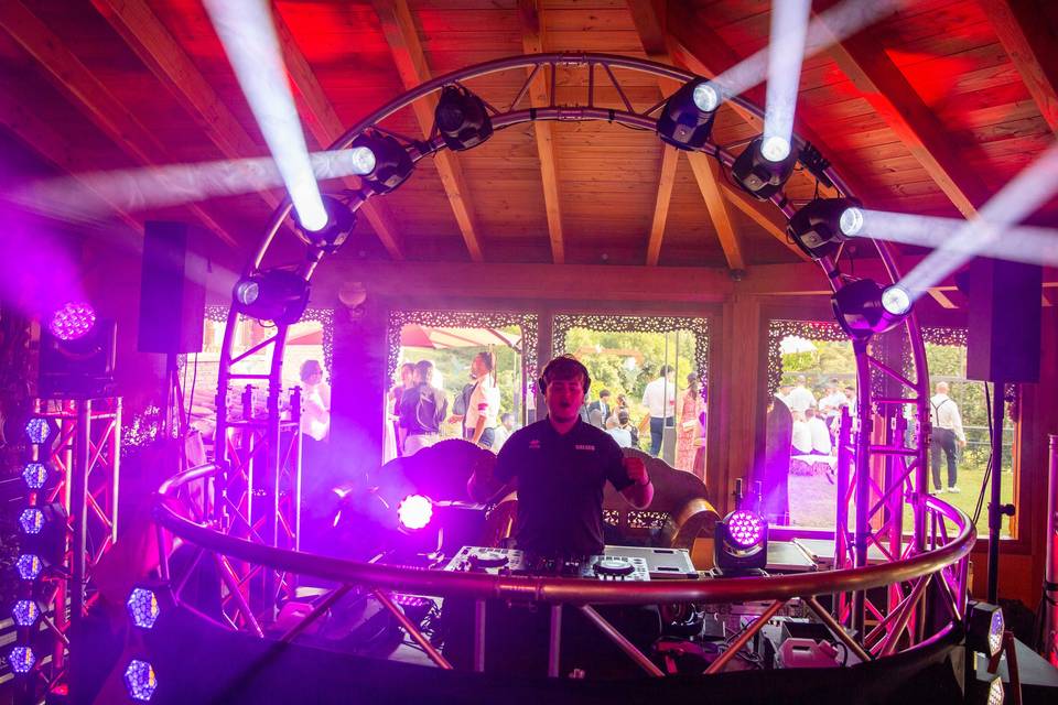 dj en fiesta con luces rosas