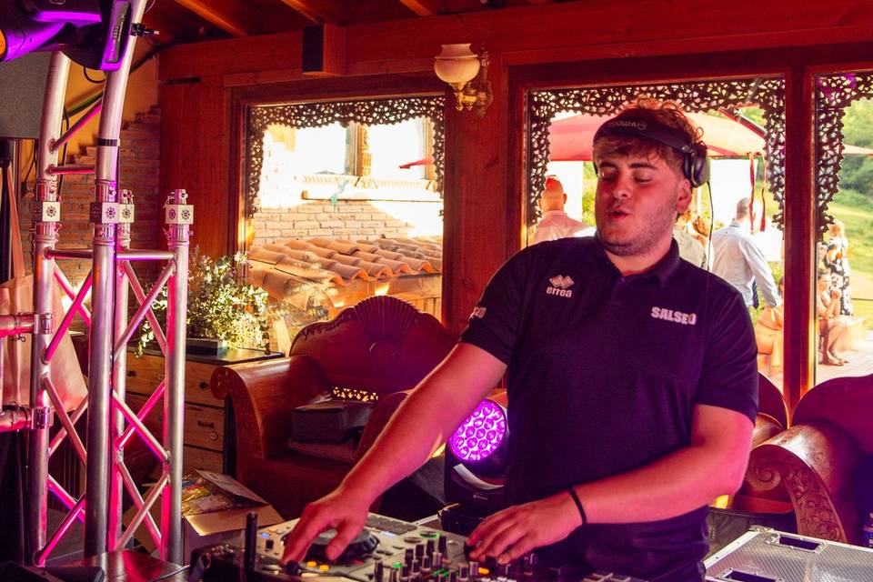 dj pinchando bajo arco luces