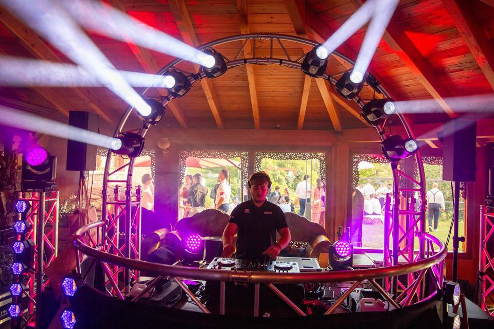 escenario dj con rayos blancos