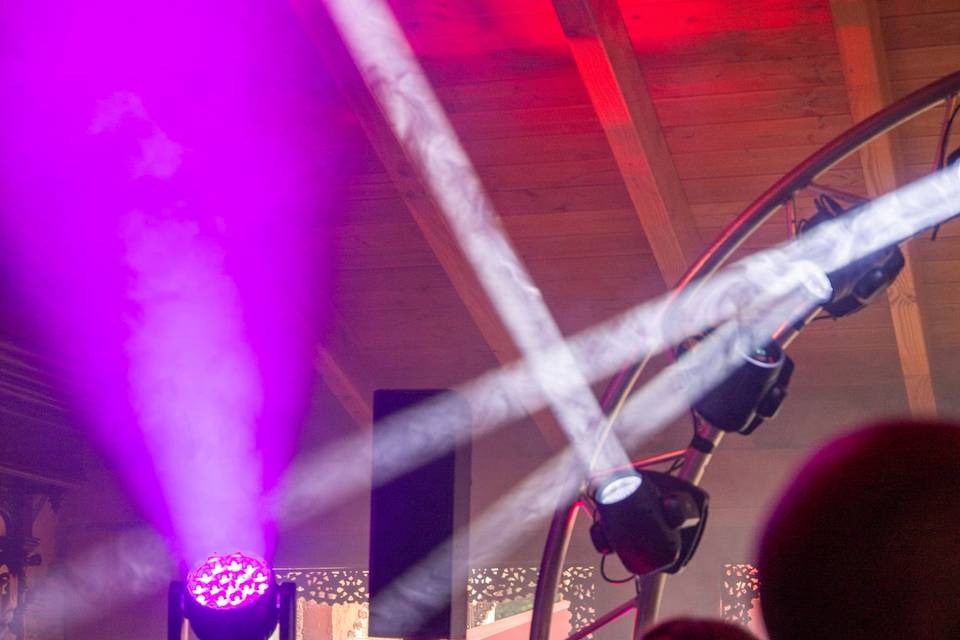 focos de luz morada evento
