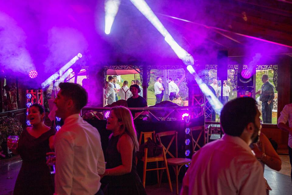 gente bailando luz discoteca