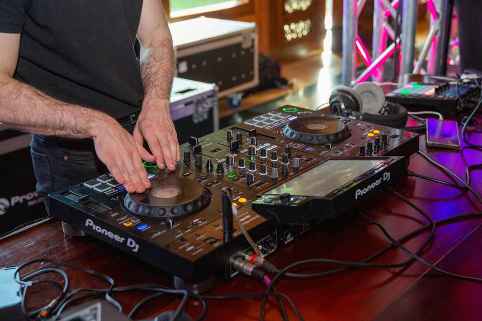 manos de dj en controladora