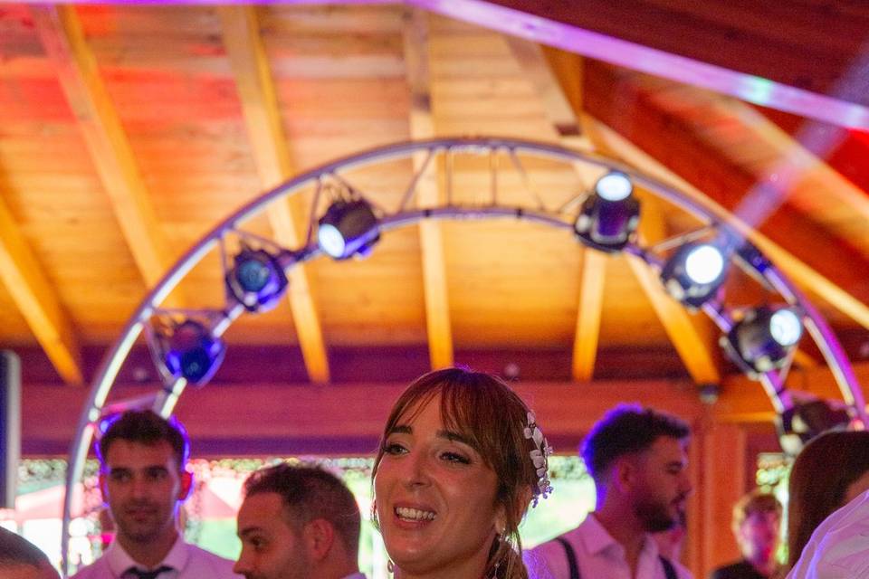 novia bailando bajo luces