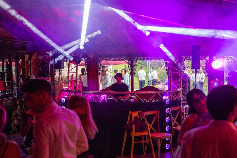 pista de baile llena luces