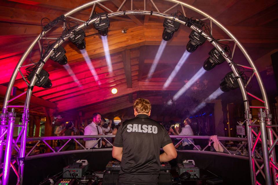 vista trasera dj en escenario