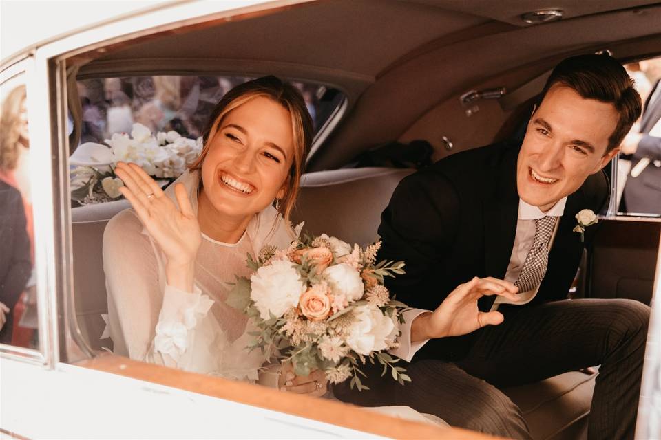 Novios en el coche nupcial