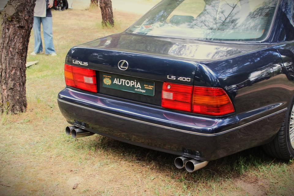 LEXUS TRASERA