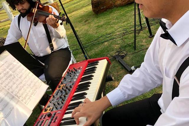 Piano y violín aire libre