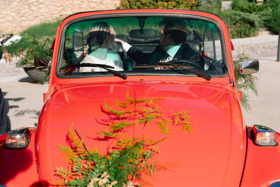 Novios en coche nupcial