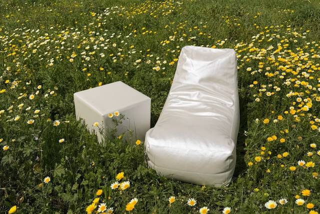 Lounge seat with side table