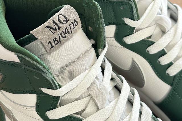 Iniciales y fecha bordados