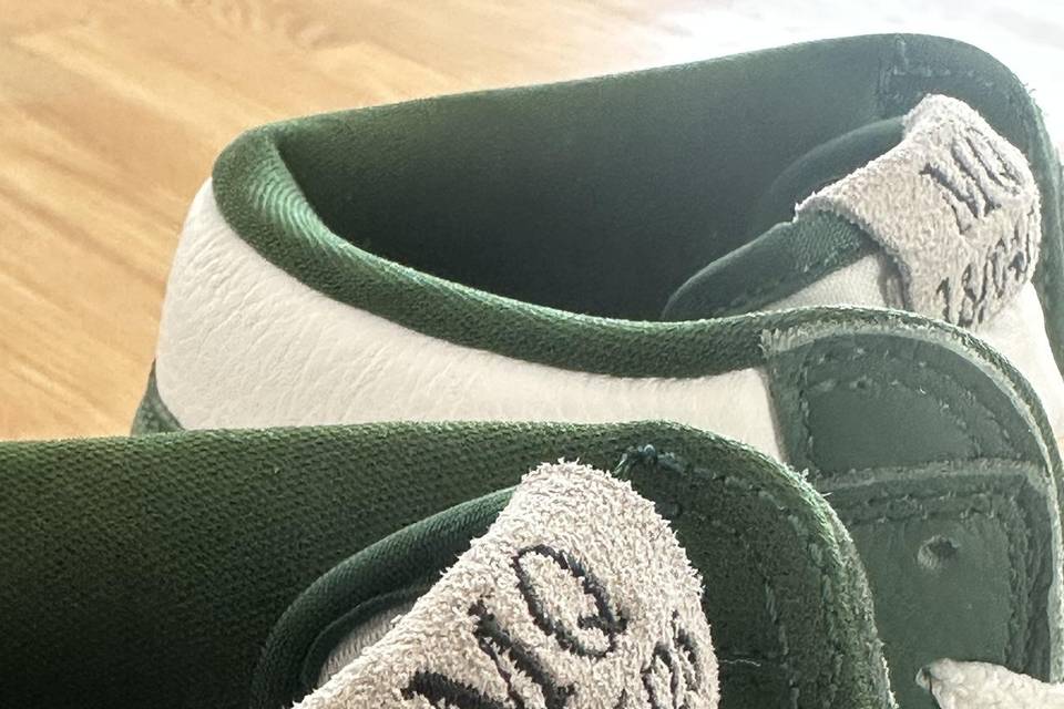 Iniciales y fecha bordados