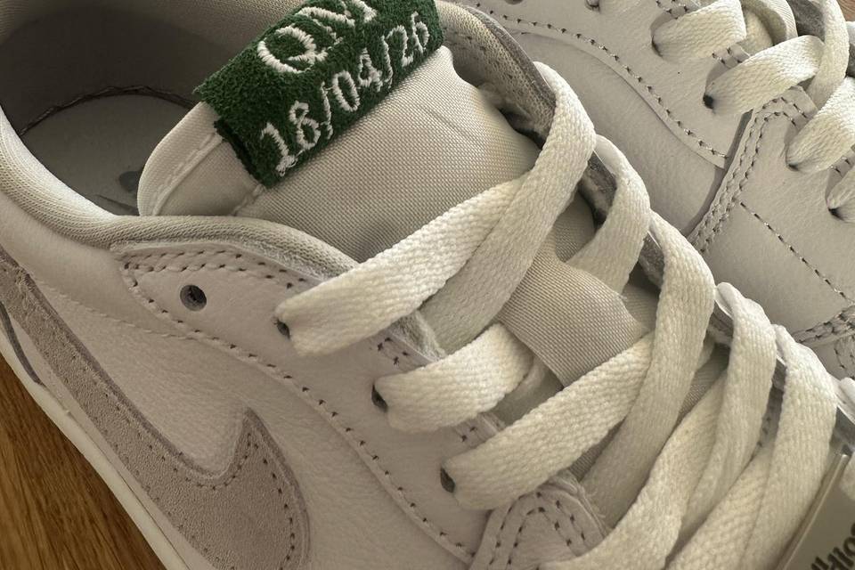 Iniciales y fecha bordados