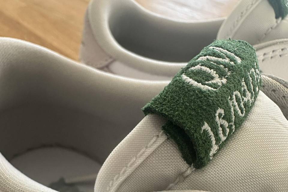 Iniciales y fecha bordados