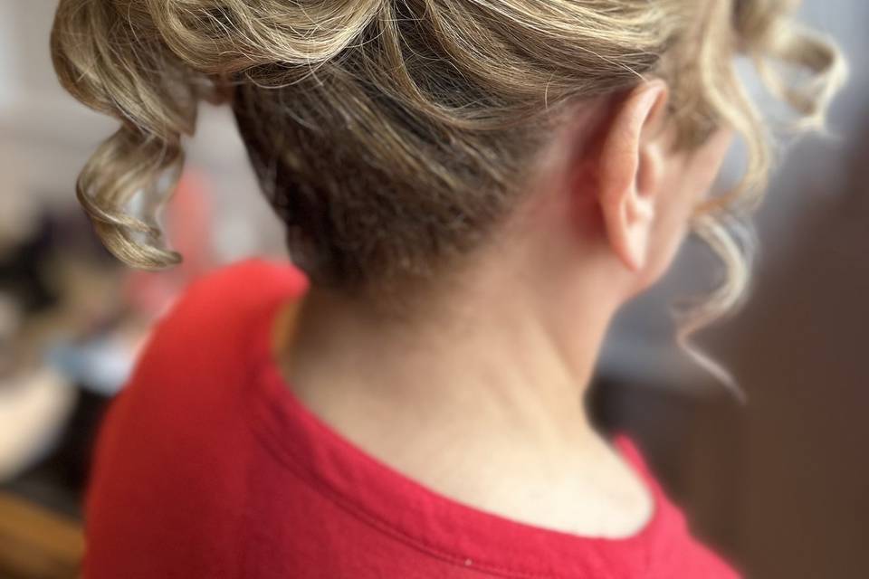 Moño alto desenfadado