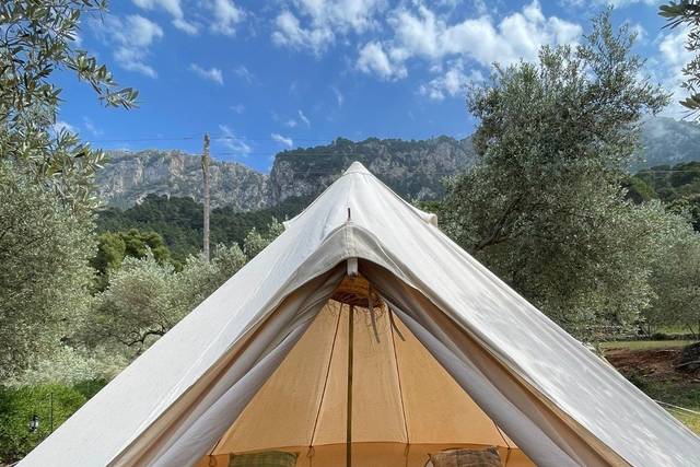 Interior de tienda glamping