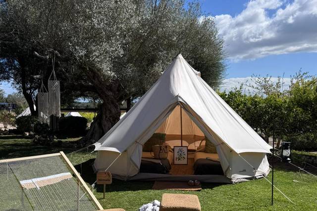 Tienda glamping en jardín
