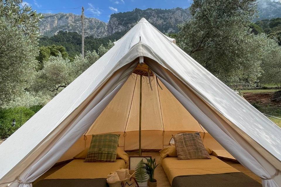 Interior de tienda glamping