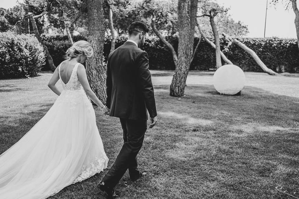 Novios en jardín