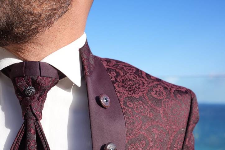 Trajes en burdeos