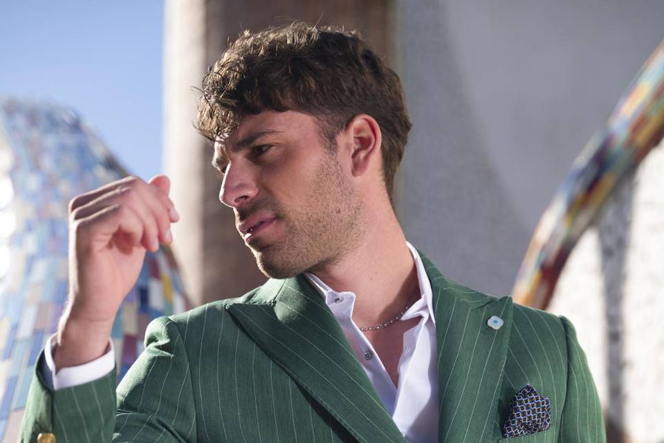 Traje verde sofisticado