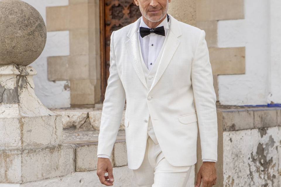 Traje lino blanco sofisticado