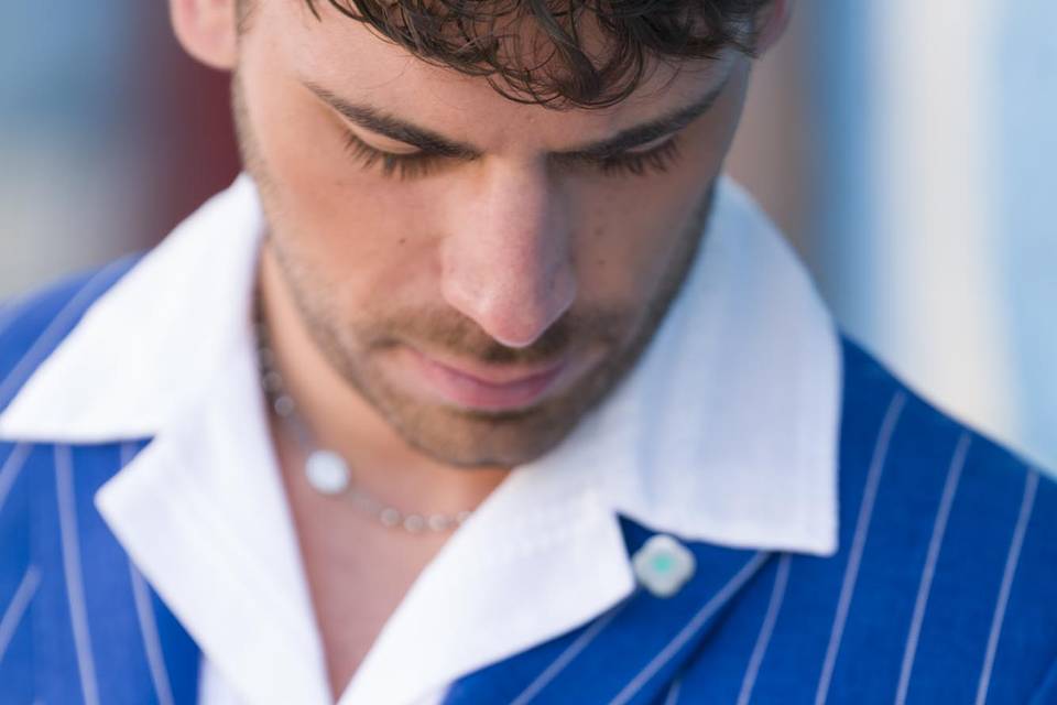Traje de novio azul con rayas
