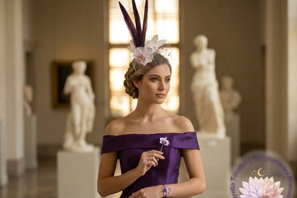 Tocado plumas y orquídea