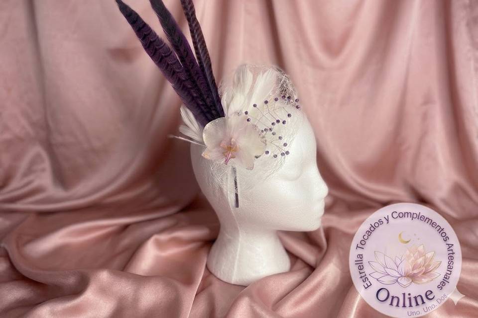 Tocado plumas y orquídea
