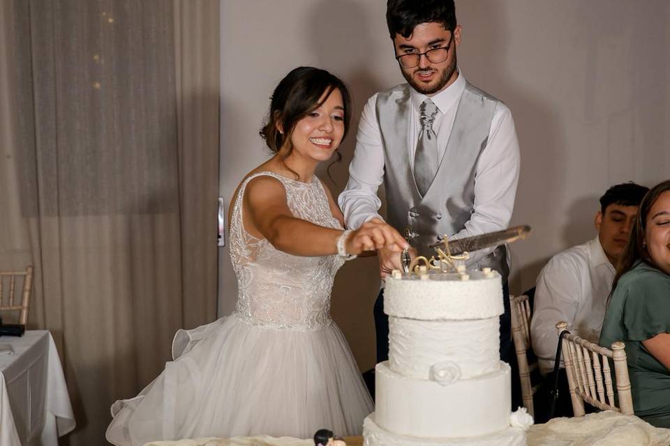Novios con pastel nupcial