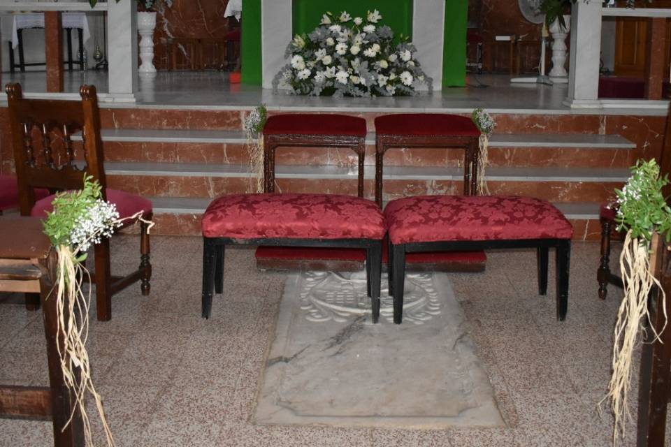 Altar y bancos