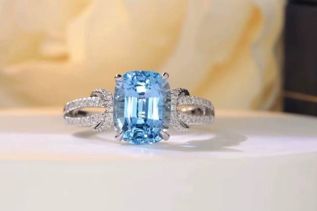 Aguamarina, diamantes y oro