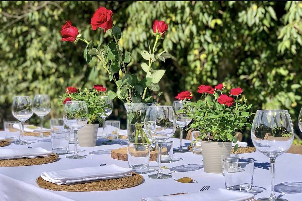Mesa decorada con rosas