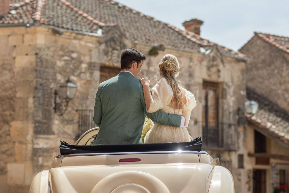 Novios en el coche