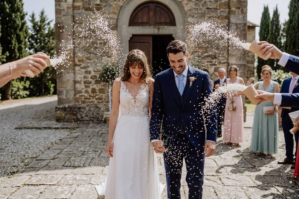 Salida de los novios con arroz