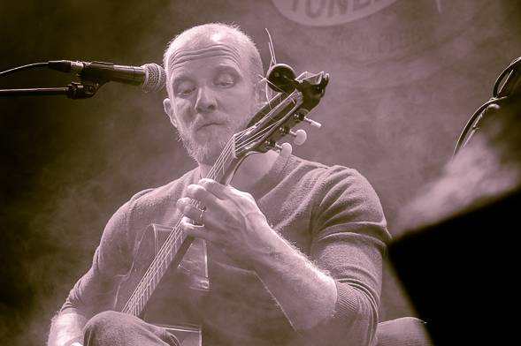 Noah a la guitarra