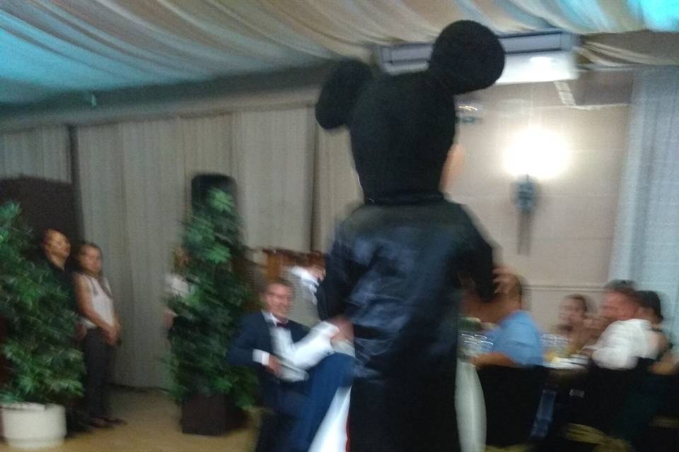 Novia bailando con Mickey