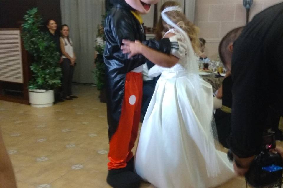 Mickey bailando con la novia