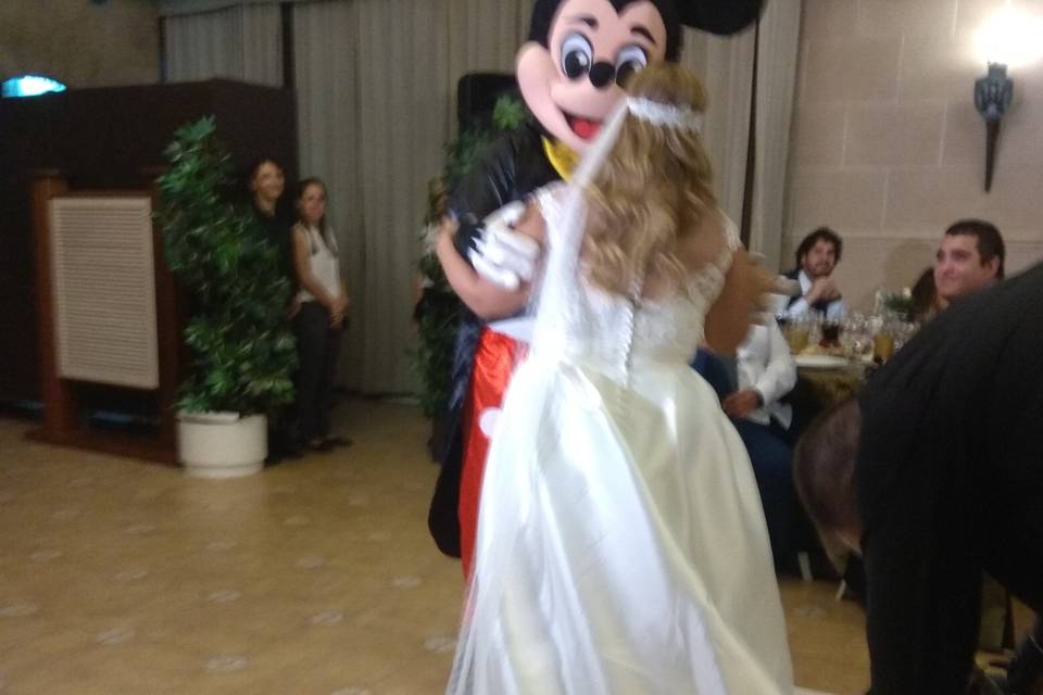 Mickey bailando con la novia