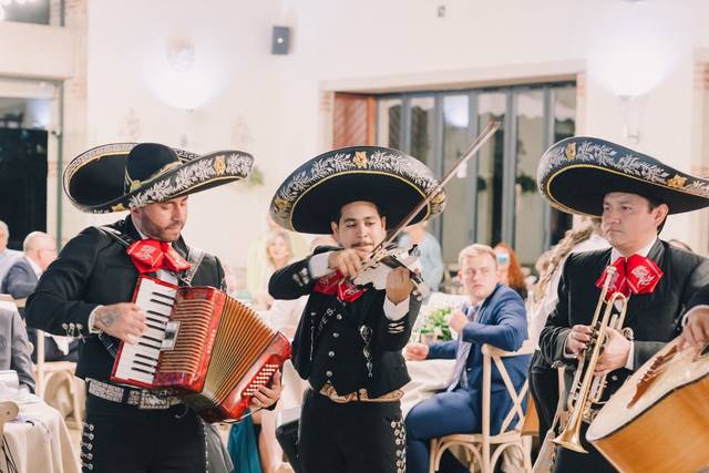 Mariachi Charros oro y plata