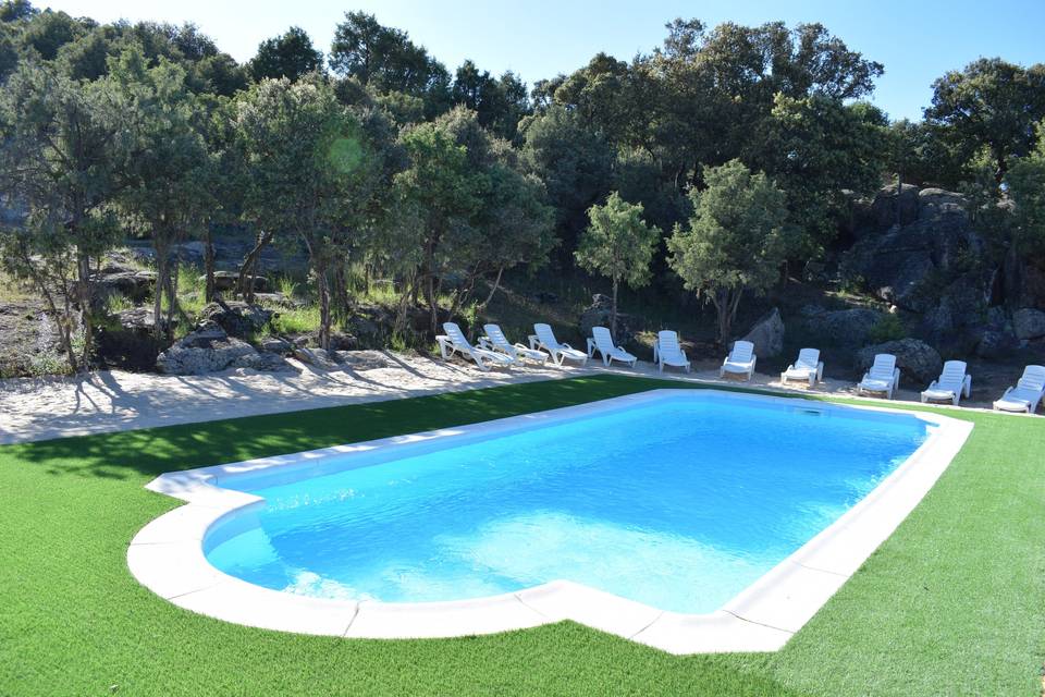 Piscina en plena naturaleza