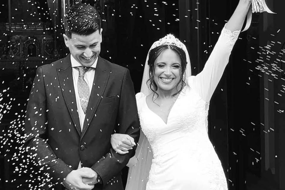 La salida de los novios entre